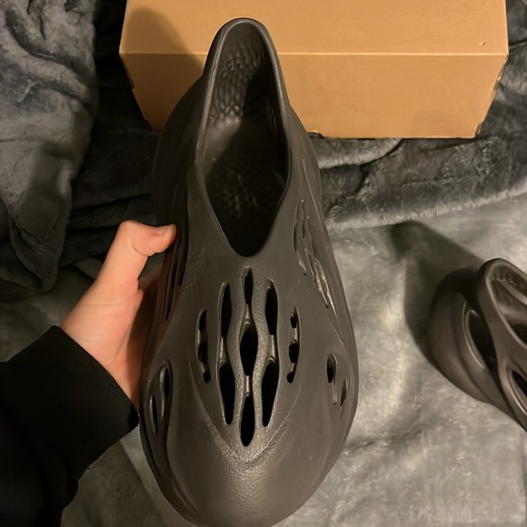 Easy foam runners from GOAT size 7 in men’s lightly worn onyx - Picture 11 of 12